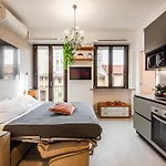 Charming Modern Apartment Near The Heart Of Milan